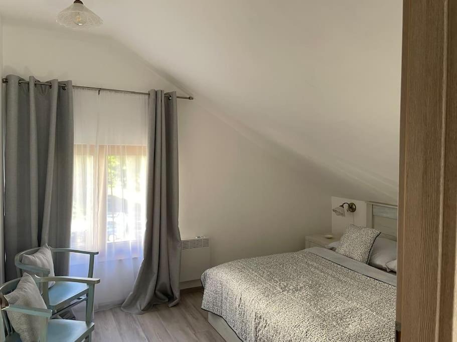 Postel nebo postele na pokoji v ubytování Srní-Modrý podkroví byt /dvojdomek u hotelu Vydra
