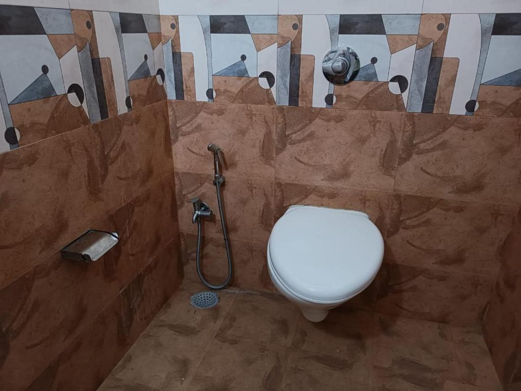 Kalwars Millennials Park في كارجات: حمام مع مرحاض ودش