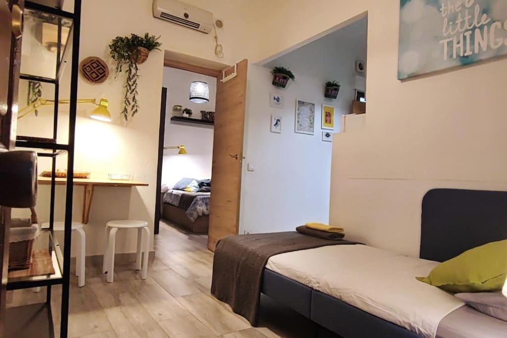 1 dormitorio con 1 cama y escritorio en una habitación en Apartamento El Rastro - La Latina, en Madrid