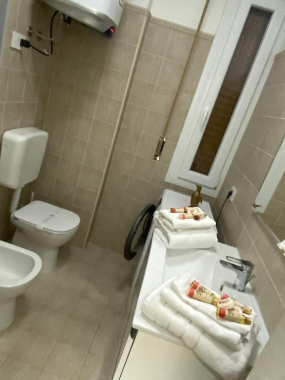 A bathroom at Le bougainvillea 2