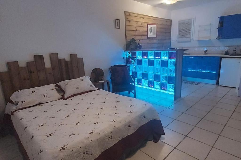 Postel nebo postele na pokoji v ubytování grand studio en bas de villa avec vue sur mer au Carbet