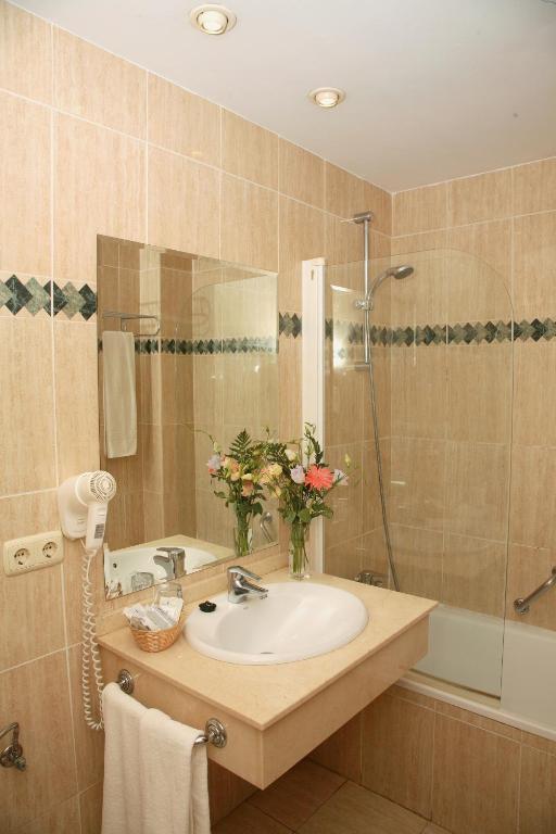 A bathroom at Puerto Azul Marbella
