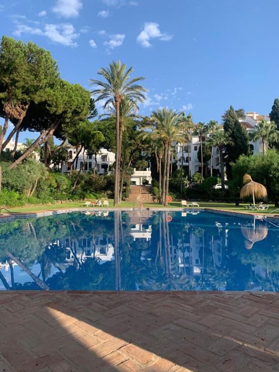 Bazén v ubytovaní Sea view Penthouse Marbella in "el Señorio de Marbella" alebo v jeho blízkosti