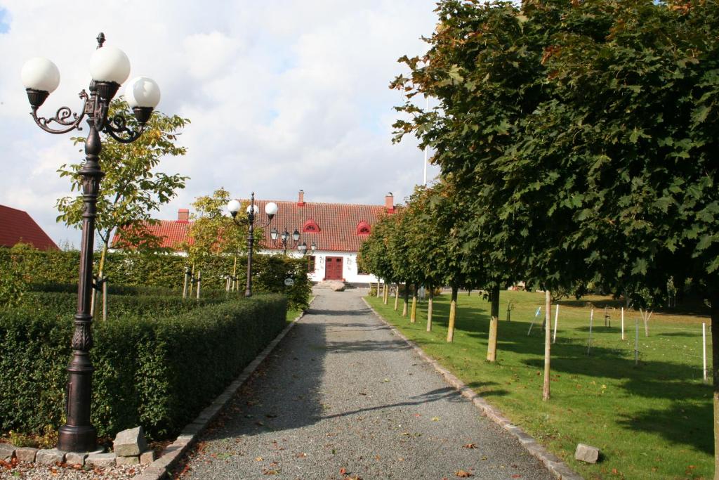 un feu de rue avec un bâtiment en arrière-plan dans l'établissement Hoby Gård, à Borrby