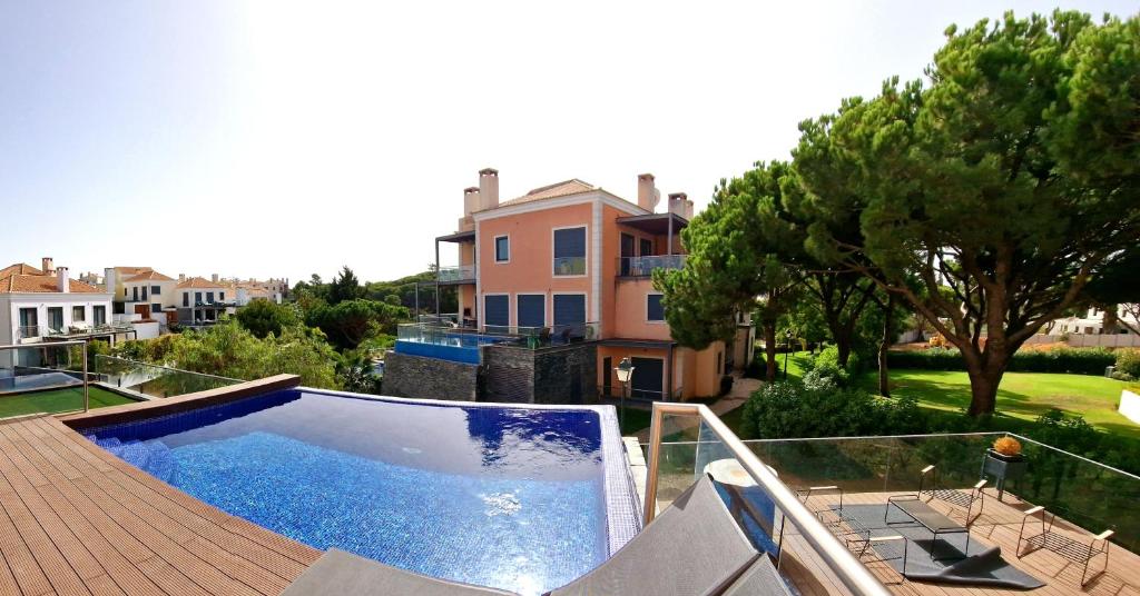 una casa con piscina su un balcone di Algarve Vale Lobo Golf&Beach with Private Pool I a Vale do Lobo