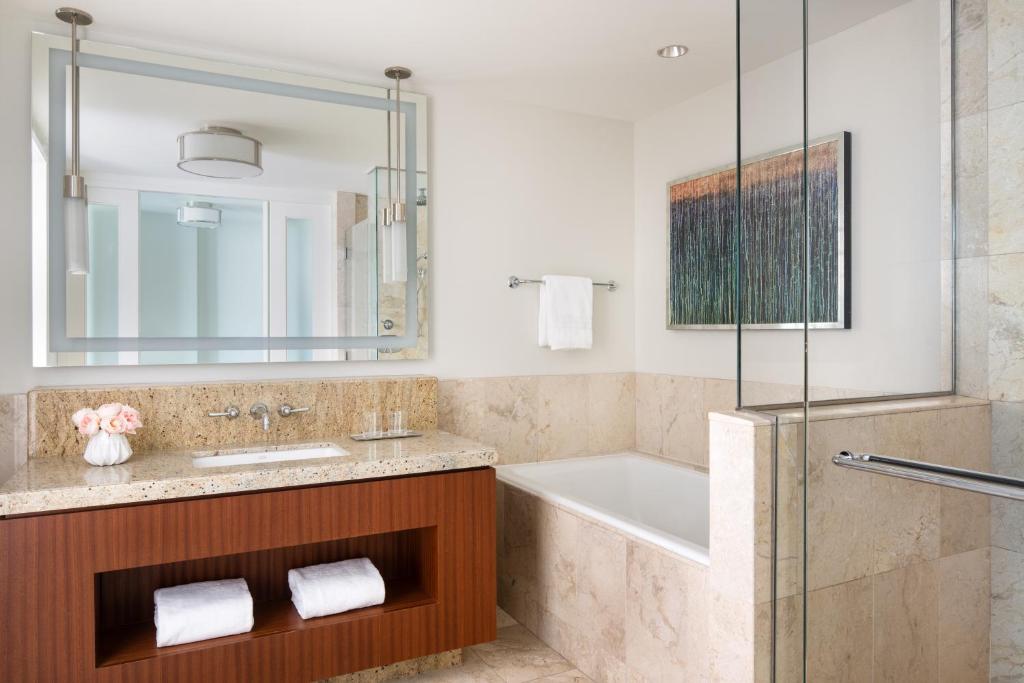 Four Seasons St. Louis photo