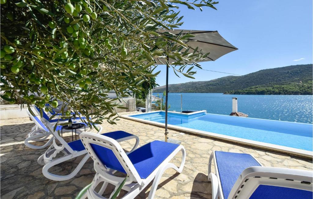 un grupo de sillas sentadas junto a una piscina en Nice Home In Poljica With House Sea View en Marina
