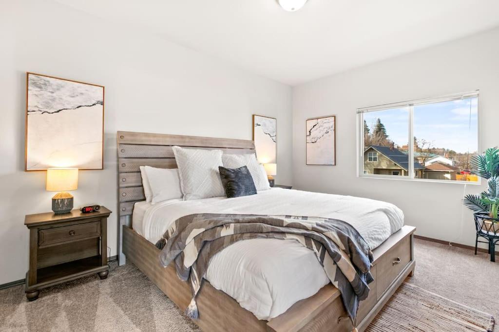 una camera con un grande letto e una finestra di Brand New 2 Bd 2 Bth Near DT and Perry District a Spokane