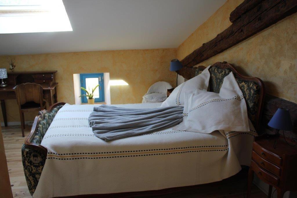 Postel nebo postele na pokoji v ubytování L'Oustal de l'Annetta Chambres et Tables d'Hôtes