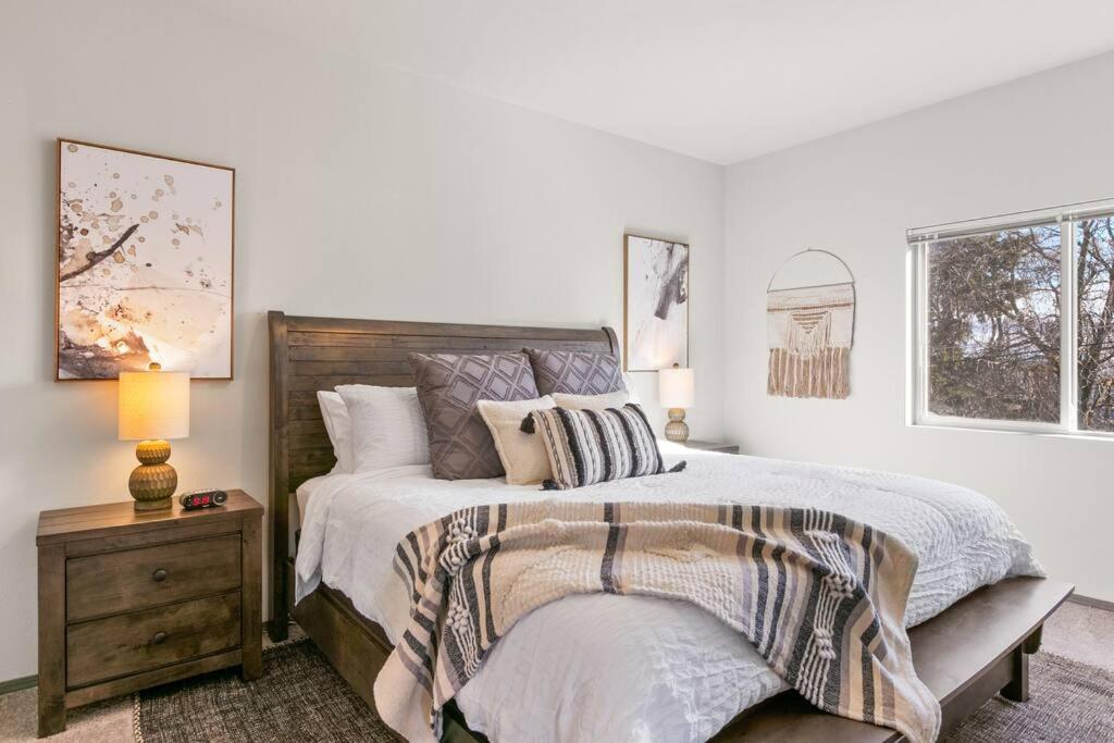 Ένα ή περισσότερα κρεβάτια σε δωμάτιο στο New 2 Bed 2 Bath Near Perry Dist and DT