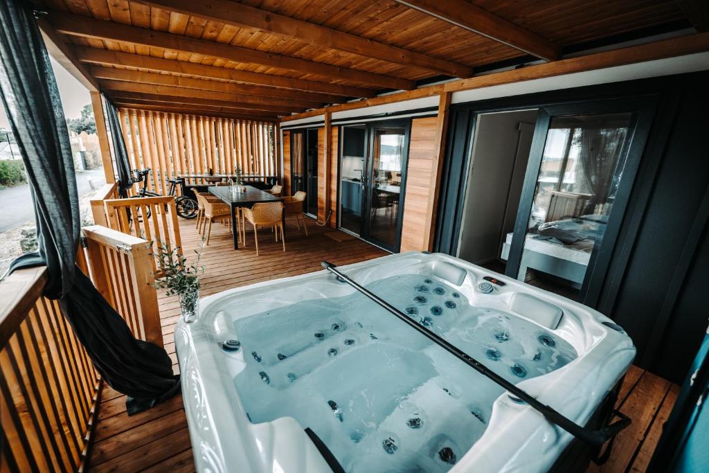 eine Whirlpool-Badewanne auf der Terrasse eines Hauses in der Unterkunft SEA HOUSE shade, pool & jacuzzi - PRIVILEGE POINT camping villas in Selce