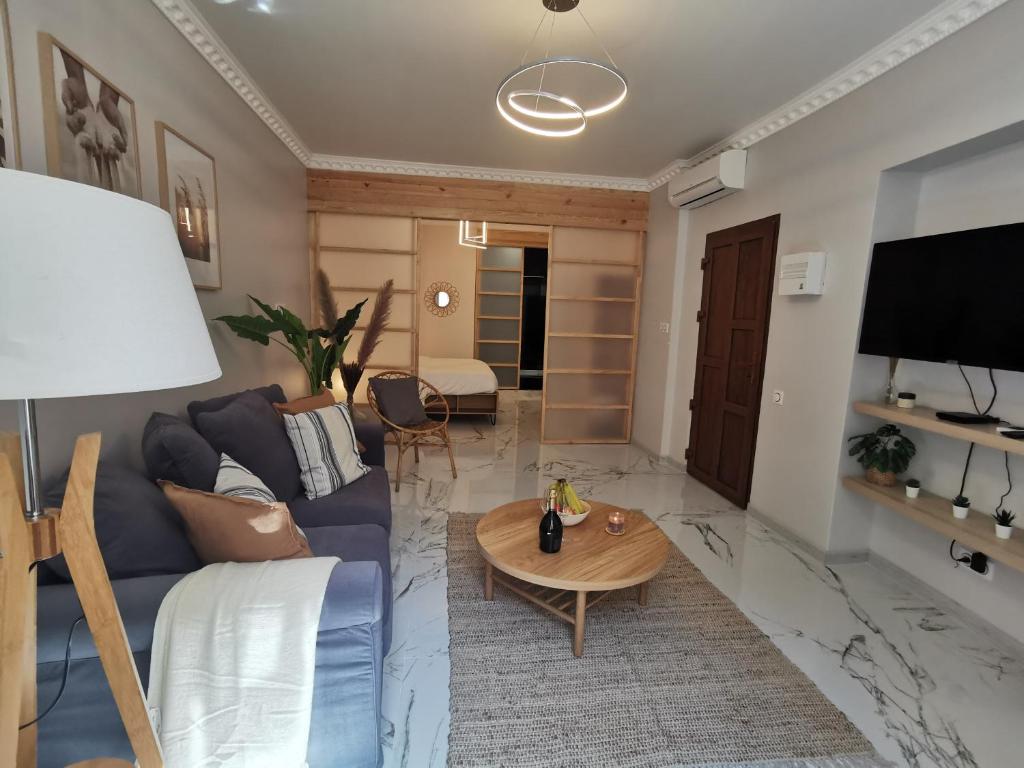 sala de estar con sofá azul y mesa en Proche mer, vieille ville. Luxueux appartement en Villefranche-sur-Mer