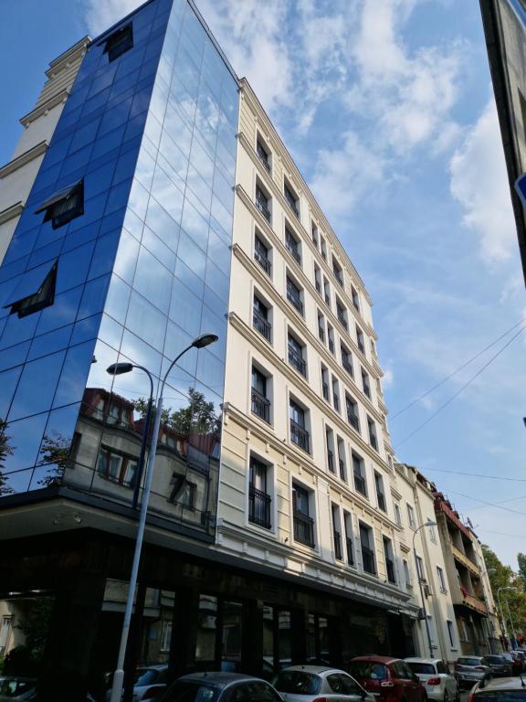 ein Gebäude mit einer verspiegelten Fassade auf einer Straße in der Unterkunft H41 Luxury Suites in Belgrad