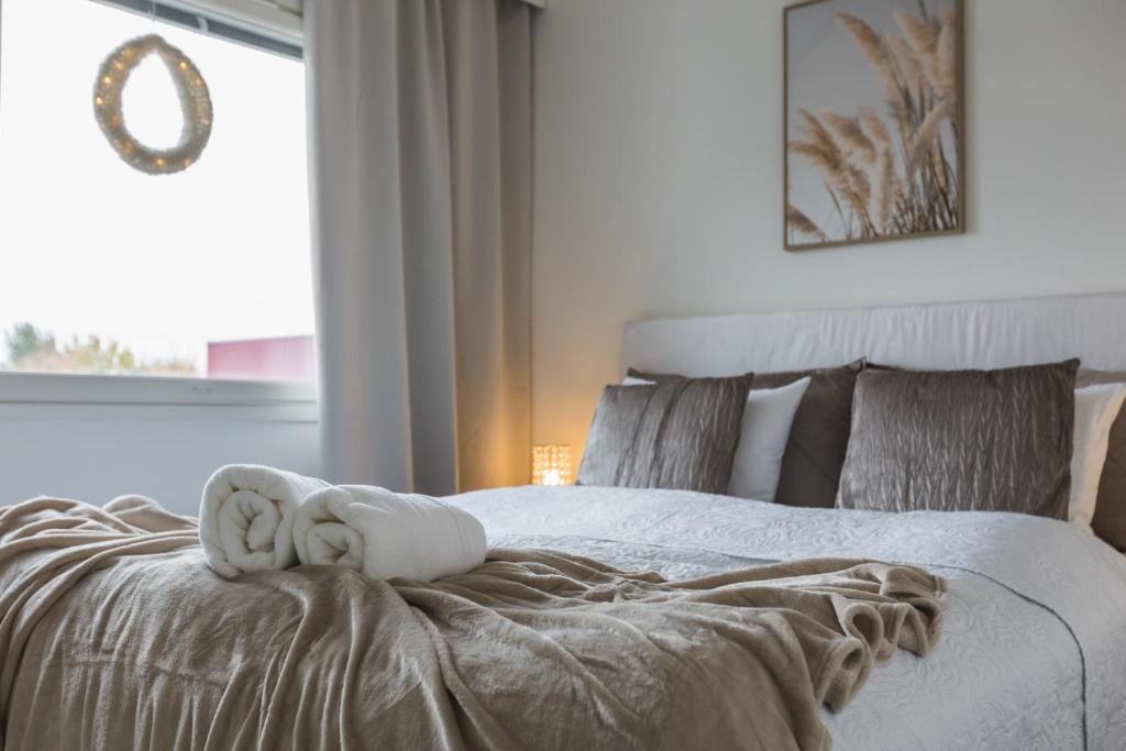 um quarto com uma cama com duas toalhas em Penthouse with Sauna - King Size Bed - Free WiFi! em Rovaniemi