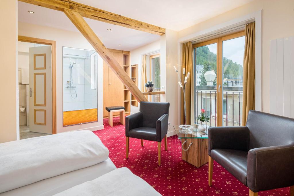 Postel nebo postele na pokoji v ubytování Hotel Engadinerhof Pontresina