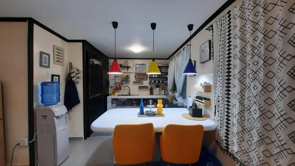 Pretty flat with full AC - Housity