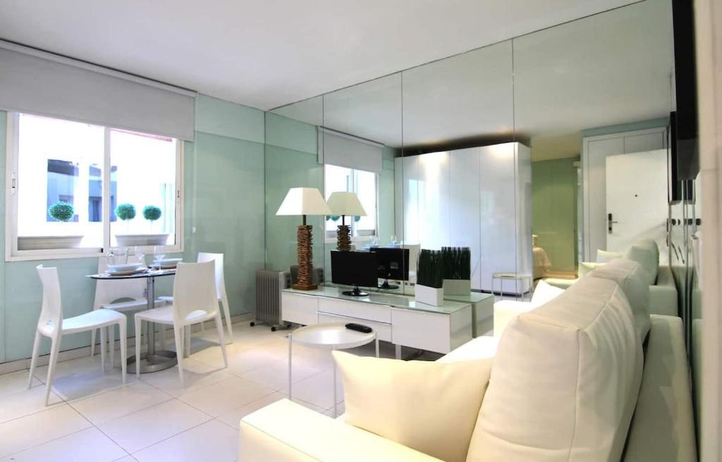 A television and/or entertainment centre at Apartamento Gran Via IV -Quinto Piso Sin Ascensor-