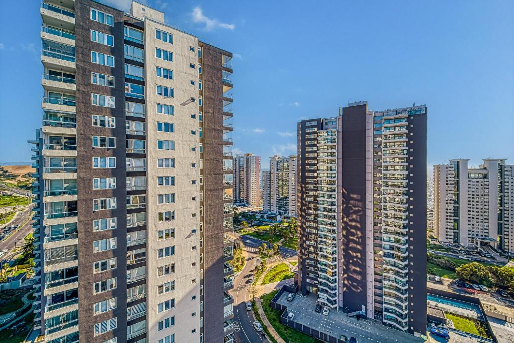 una vista aérea de edificios altos en una ciudad en Galerna Home 2BR W/Balcony, Wifi & Parking., en Concón