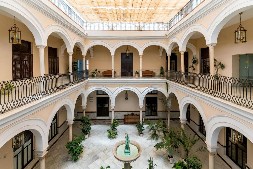 obraz dużego budynku z fontanną w obiekcie Apartamentos RG, San Vicente 22 w Sewilli