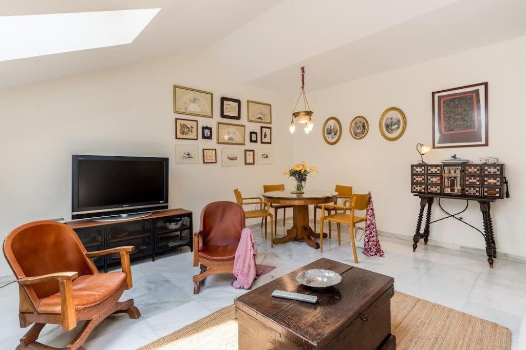 Telewizja i/lub zestaw kina domowego w obiekcie Apartamentos RG, San Vicente 22
