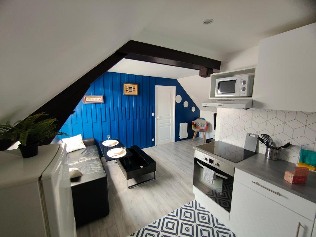 a kitchen with a blue wall in a room at Les Lofts De Provins: Apt 6 in Provins