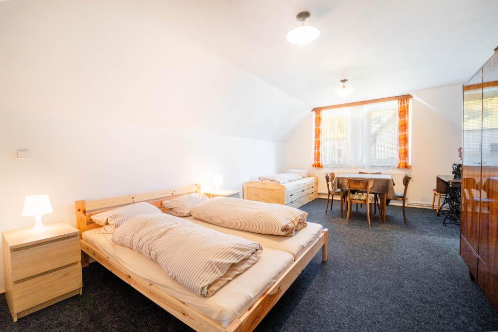 Łóżko lub łóżka w pokoju w obiekcie Holiday house Vedle