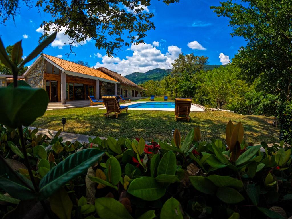 Villa con piscina y montañas de fondo en Finca Thakni' Casa de Campo, en Aquismón