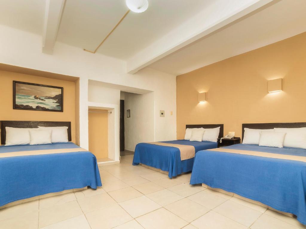 Postel nebo postele na pokoji v ubytování Hotel Trianon