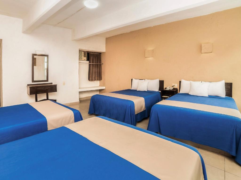 Postel nebo postele na pokoji v ubytování Hotel Trianon
