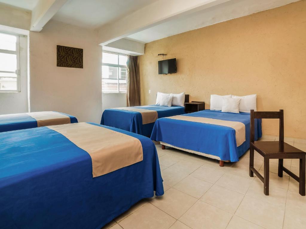 Postel nebo postele na pokoji v ubytování Hotel Trianon