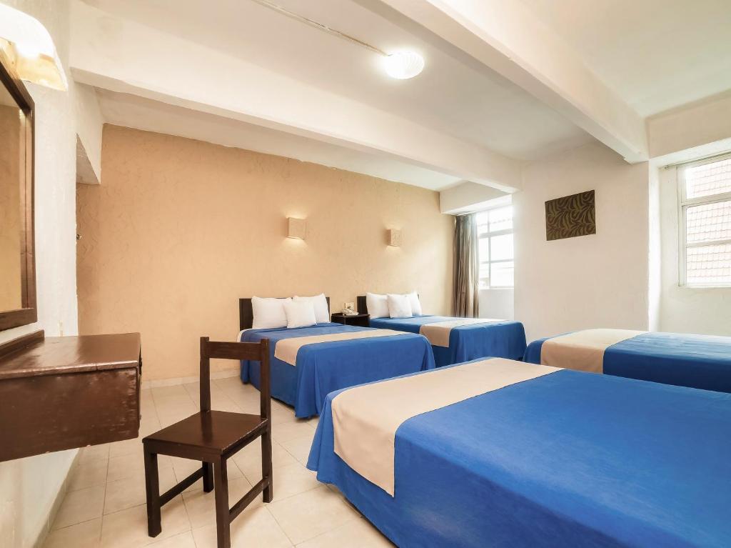 Postel nebo postele na pokoji v ubytování Hotel Trianon