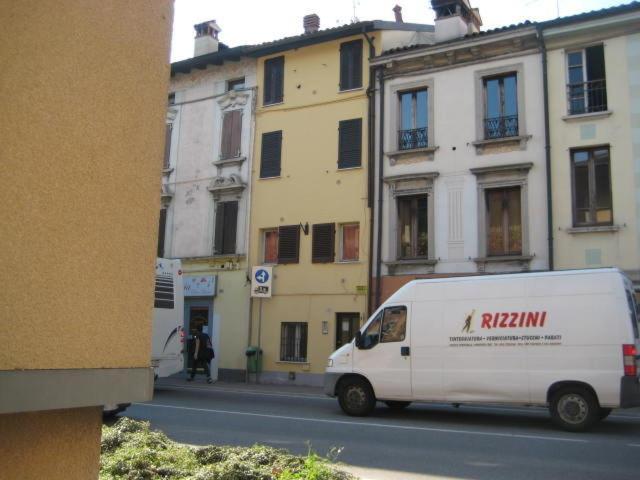 ブレシアにあるSan Zeno Naviglio via A Diazの建物前に停車する白いバン