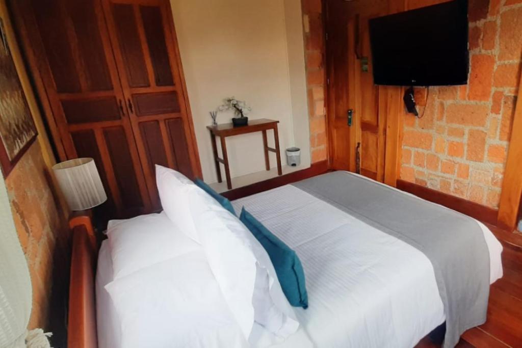 Postel nebo postele na pokoji v ubytování Ayenda Llanogrande Inn