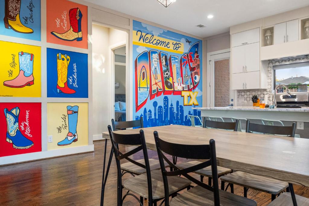 9 Minutes to Downtown Dallas - 1000mbps - King Suite - 58 in TV - Games - Housity