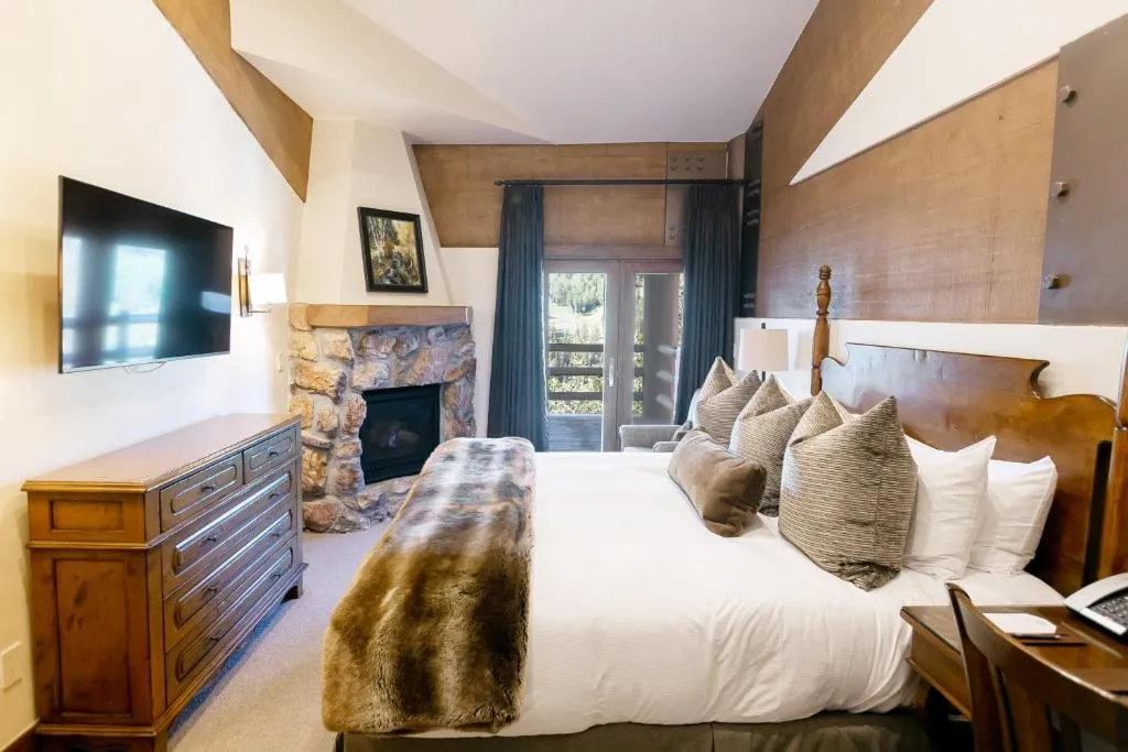 Luxury One Bedroom with Mountain View