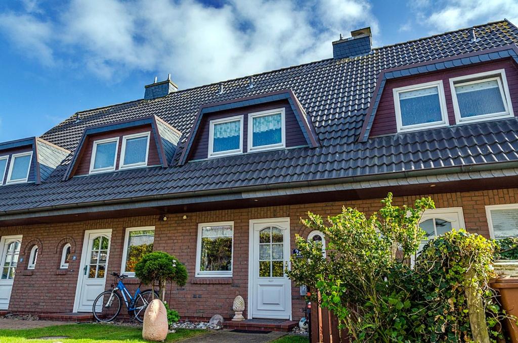 a brown brick house with a gambrel roof at Haus Tinchen in Westerland (Sylt)