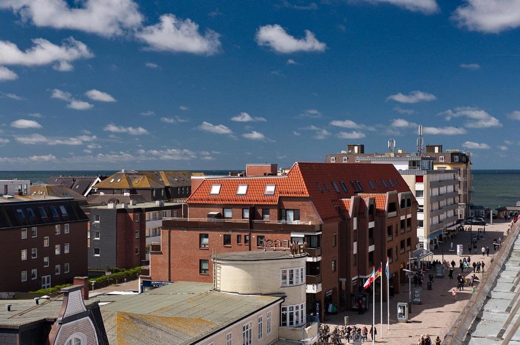 Blick auf eine Stadt mit Gebäuden und das Meer in der Unterkunft App WolkenLoft in Westerland