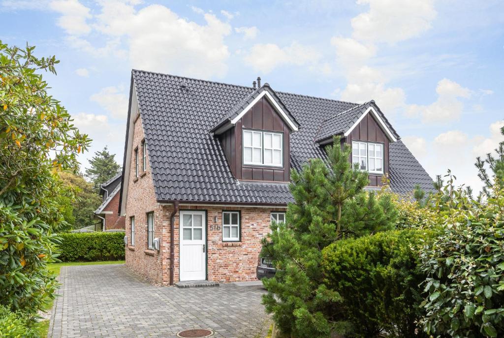 a brick house with a black roof at Anker Hus in Westerland (Sylt)