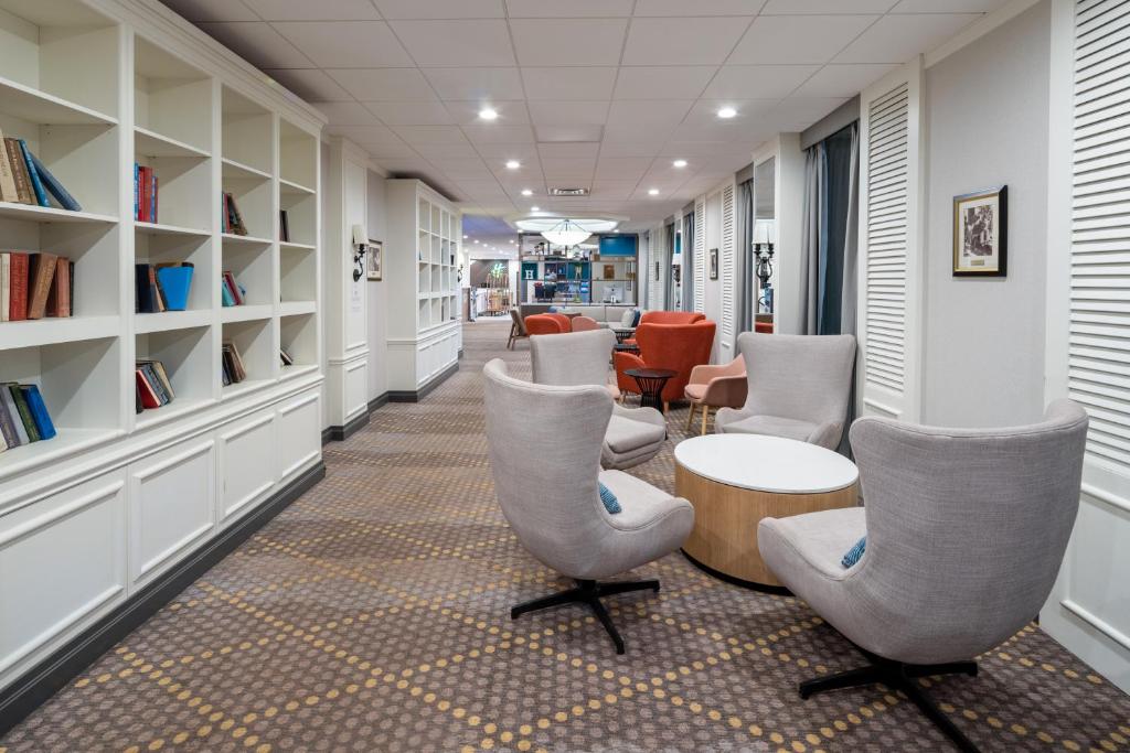 Posezení v ubytování Holiday Inn Poughkeepsie by IHG