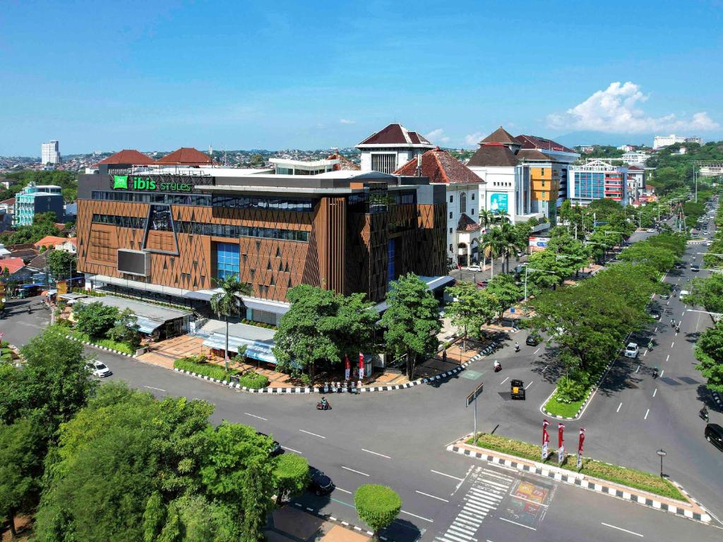 eine Luftansicht auf eine Stadt mit einer Straße in der Unterkunft ibis Styles Semarang Simpang Lima in Semarang