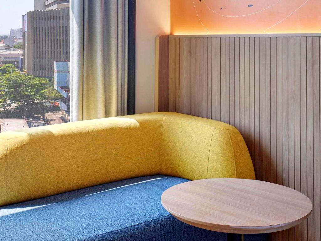 Posezení v ubytování ibis Styles Semarang Simpang Lima