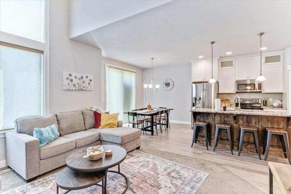 Spacious 4BD Home in Orem, Room for the Whole Fam! - Housity