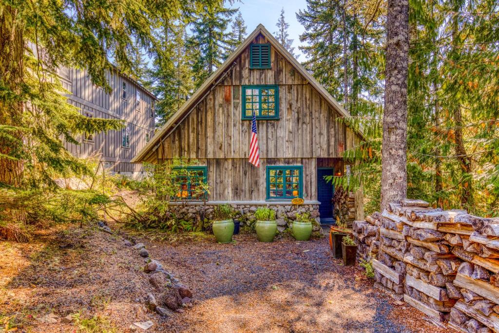 a barn with three plants in front of it at L'Alpiniste Souriant in Government Camp