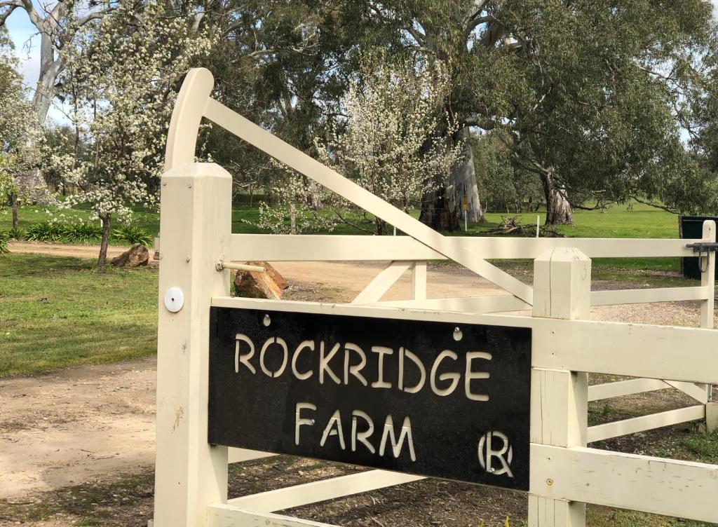 um portão branco com um sinal que lê Rockridge Farm em Rockridge Farm 