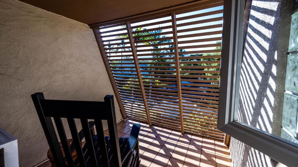Balkón nebo terasa v ubytování Beautiful 2 Bedroom Oceanview Condo at Maui Kamaole Located at South End of Kihei Adjacent to Wailea Traditional Hawaiian Style