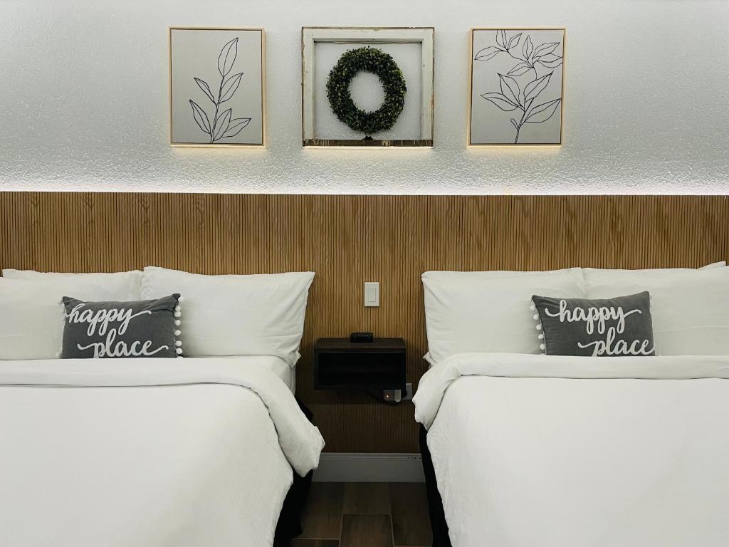 Postel nebo postele na pokoji v ubytování Cactus Cove Inn and Suites