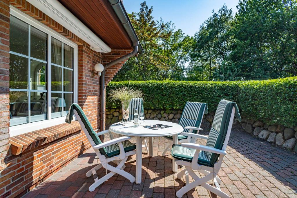 ein Tisch und Stühle auf einer Terrasse in der Unterkunft Kate Kleinod in Westerland