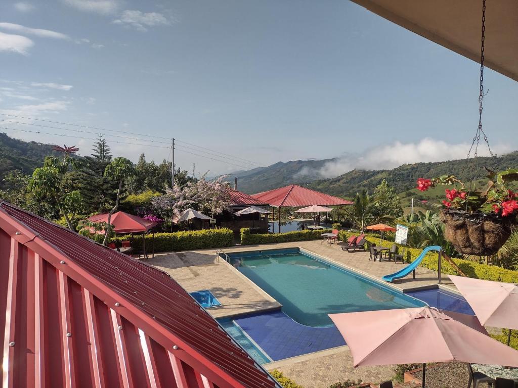 een balkon met uitzicht op het zwembad van een resort bij Hotel & restaurante campestre la siria in San Juan de Rioseco 