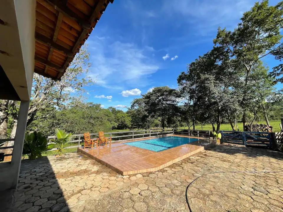 uma imagem de uma piscina numa casa em Sítio Vovó Chiquinha - 4km Centro Histórico em Goiás