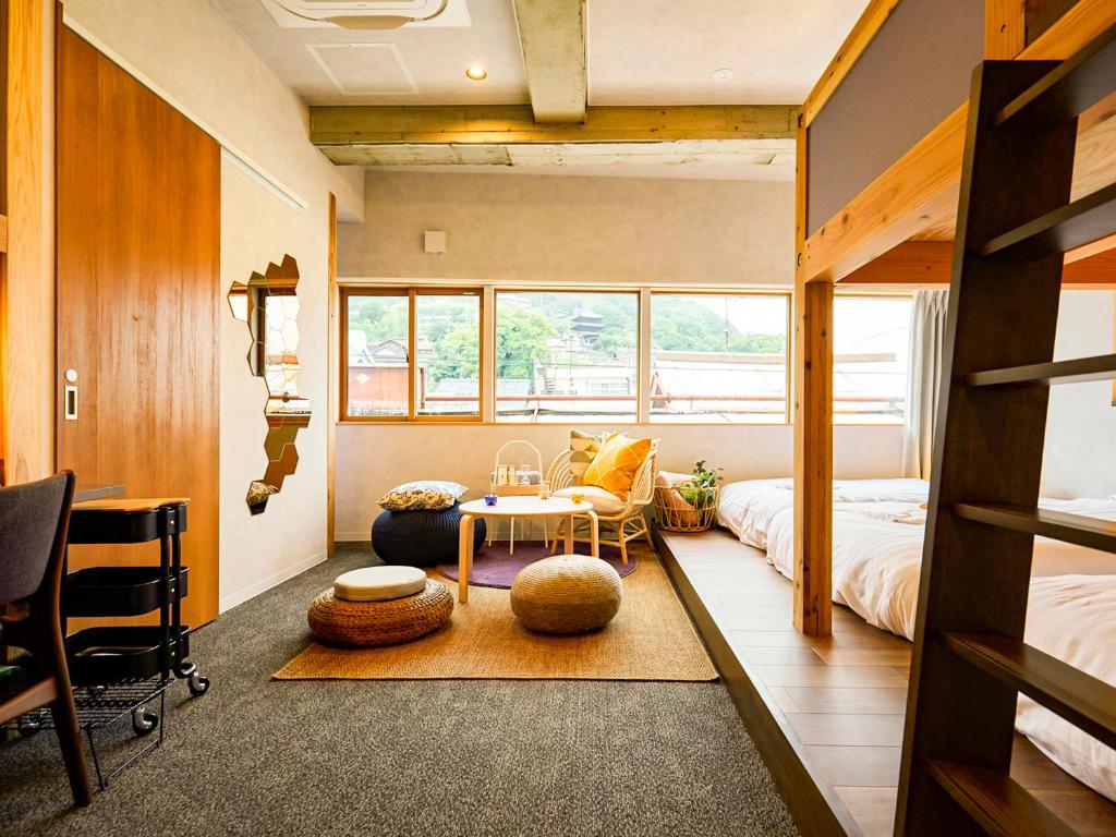 Posezení v ubytování Mange Tak Resort Onomichi